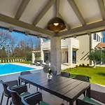 Dora - Summer Escape With Private Pool بوريتش