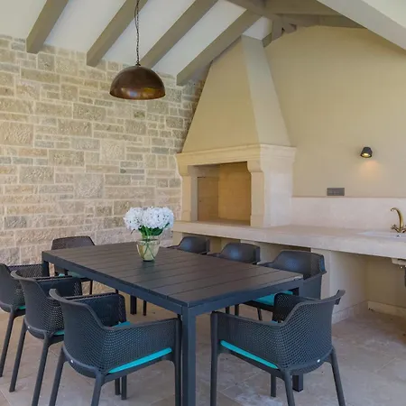Dora - Summer Escape With Private Pool